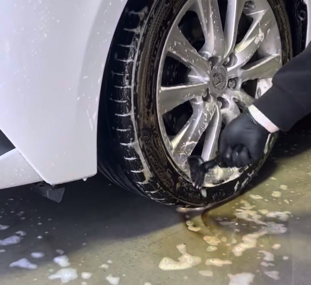 2.アルカリと酸性、2つのシャンプーで汚れを完全除去