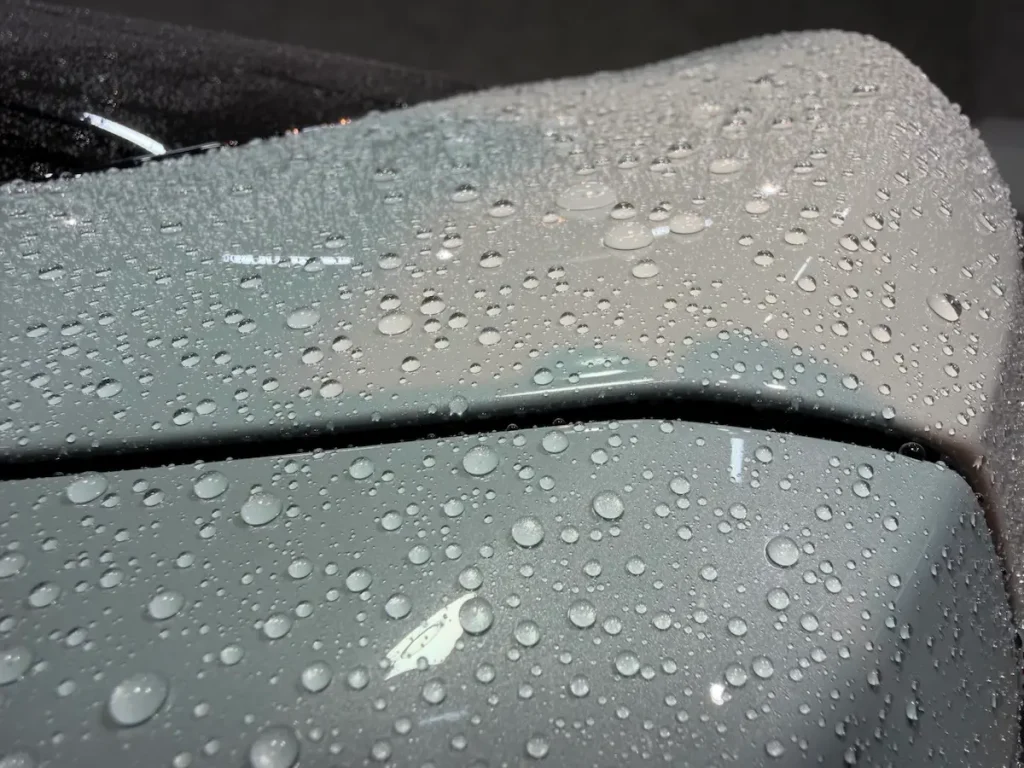 丁寧な下地が引き出す「超撥水」とコーティング性能